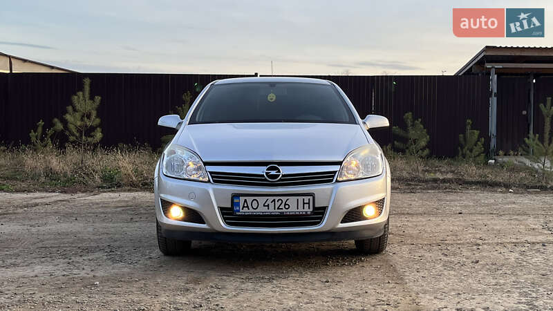 Седан Opel Astra 2008 в Ужгороде