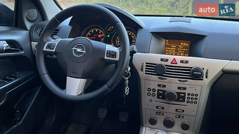 Седан Opel Astra 2008 в Ужгороде