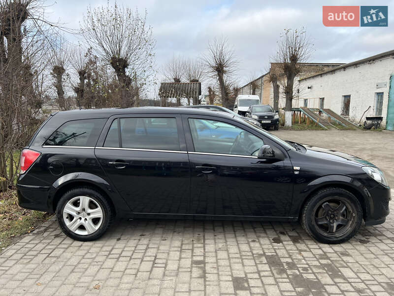 Универсал Opel Astra 2010 в Луцке