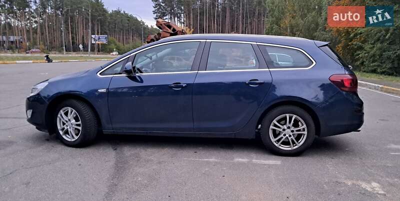 Универсал Opel Astra 2012 в Ирпене