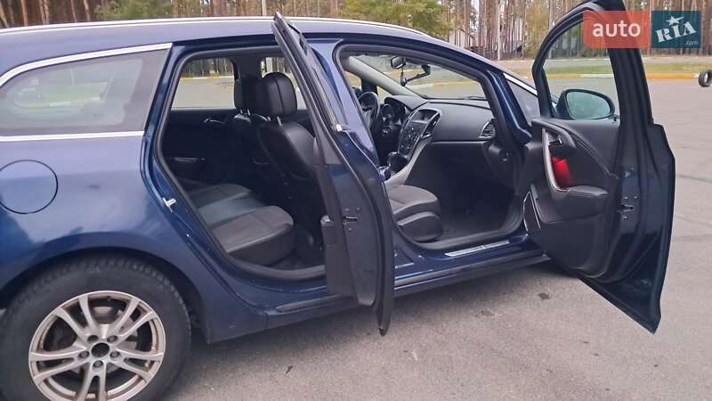 Универсал Opel Astra 2012 в Ирпене