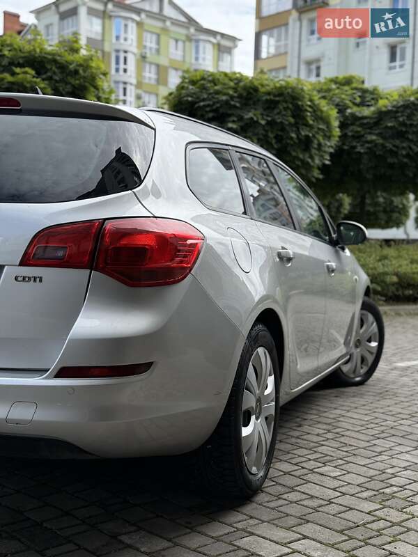 Універсал Opel Astra 2011 в Івано-Франківську