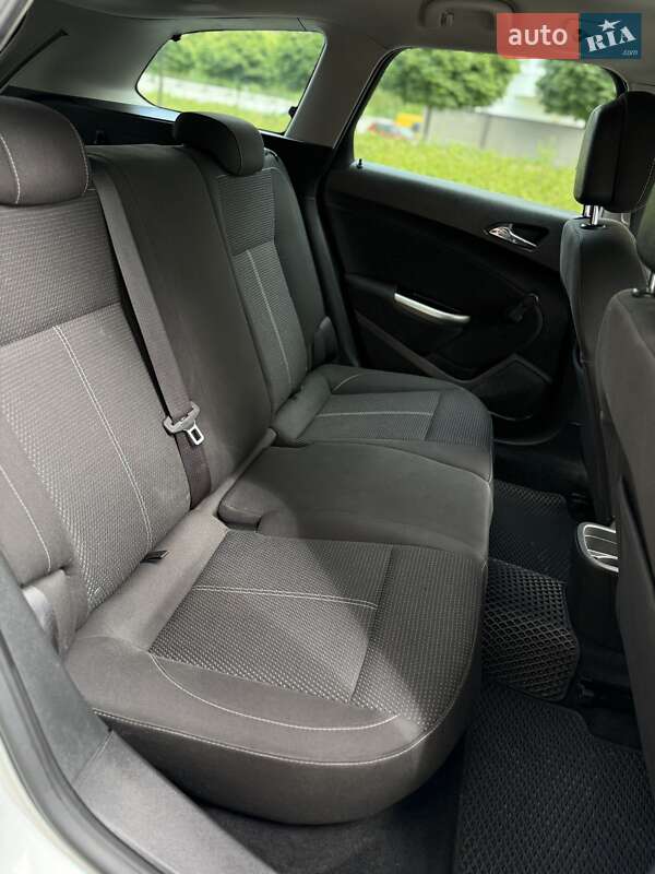 Універсал Opel Astra 2011 в Івано-Франківську