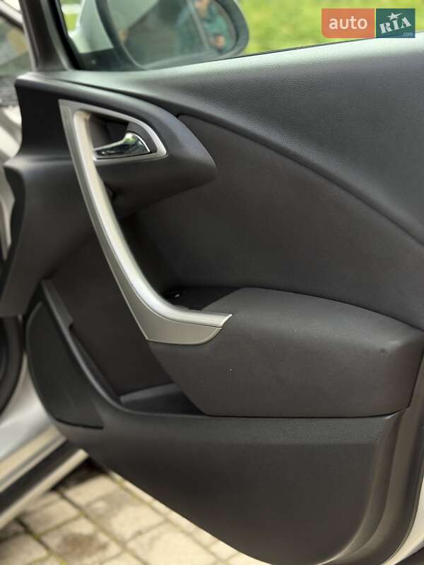 Універсал Opel Astra 2011 в Івано-Франківську