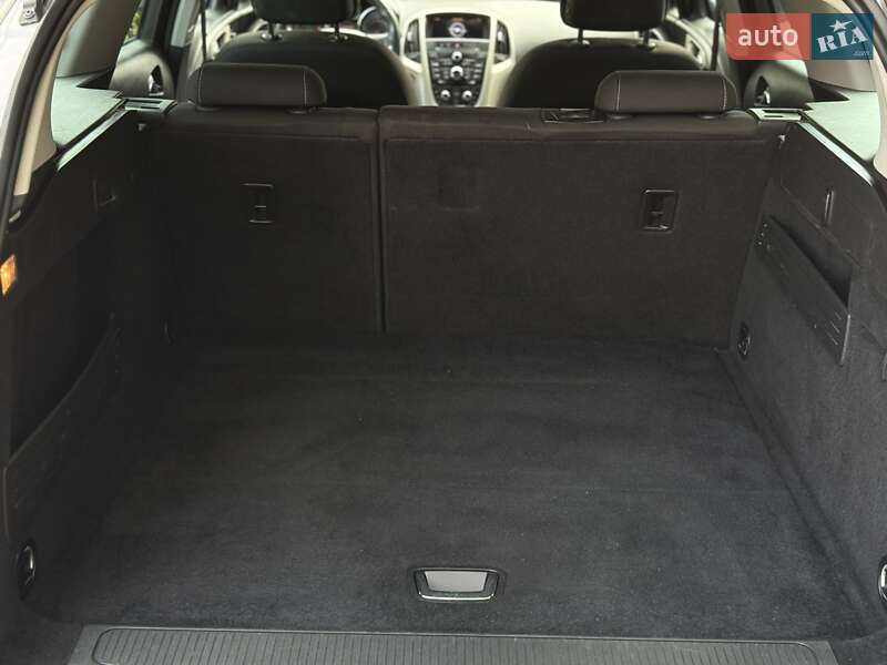 Універсал Opel Astra 2011 в Івано-Франківську