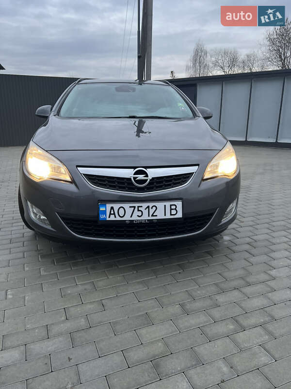 Opel Astra 2011 Opel Astra 2011