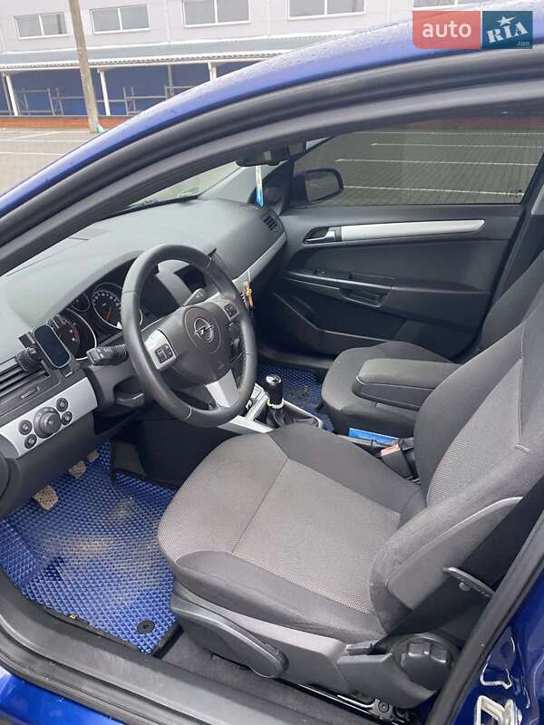Седан Opel Astra 2009 в Ромнах
