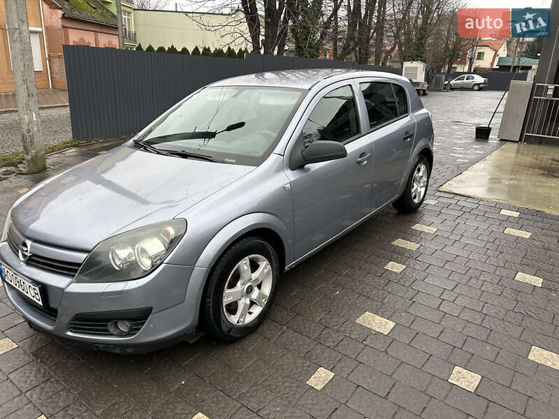 Хетчбек Opel Astra 2004 в Ужгороді