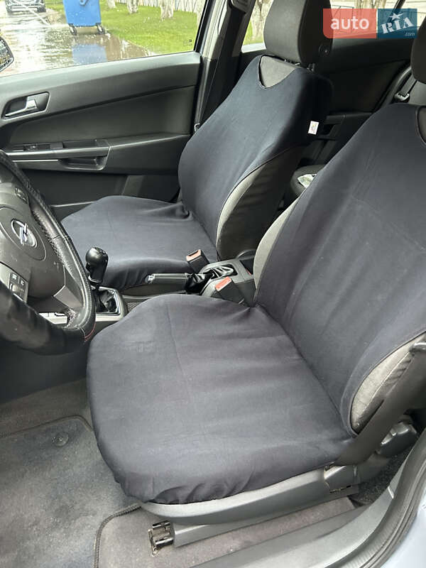 Хетчбек Opel Astra 2004 в Ужгороді