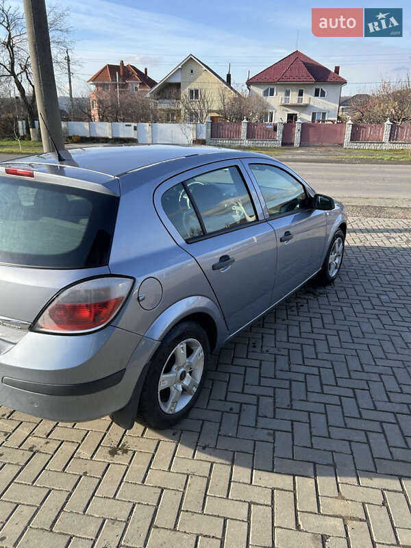 Хетчбек Opel Astra 2004 в Ужгороді