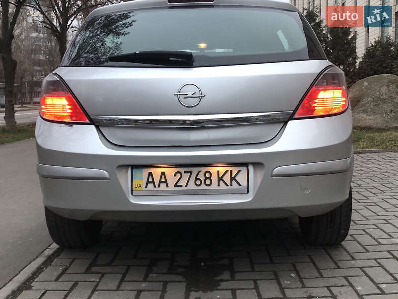 Хэтчбек Opel Astra 2013 в Киеве