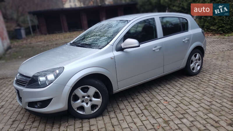 Хэтчбек Opel Astra 2013 в Киеве