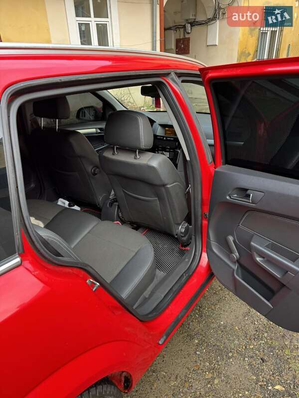 Універсал Opel Astra 2010 в Чернівцях