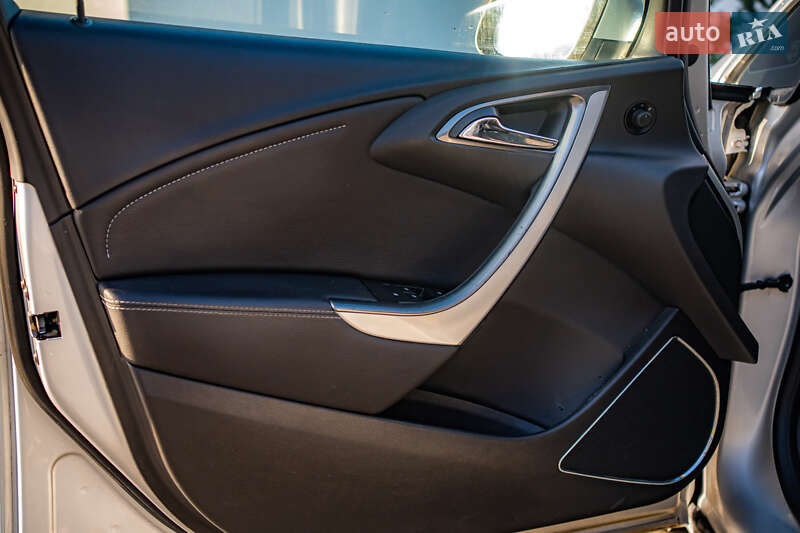 Універсал Opel Astra 2012 в Луцьку