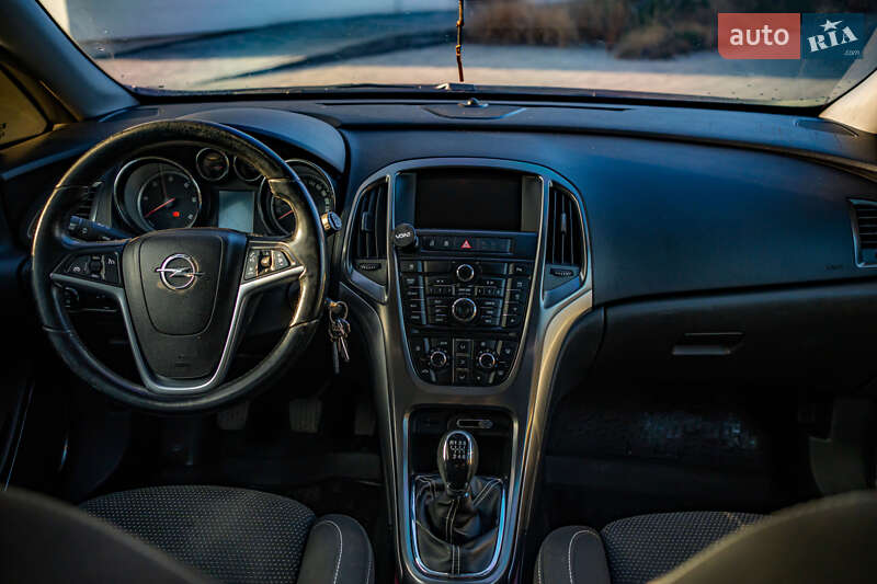 Універсал Opel Astra 2012 в Луцьку