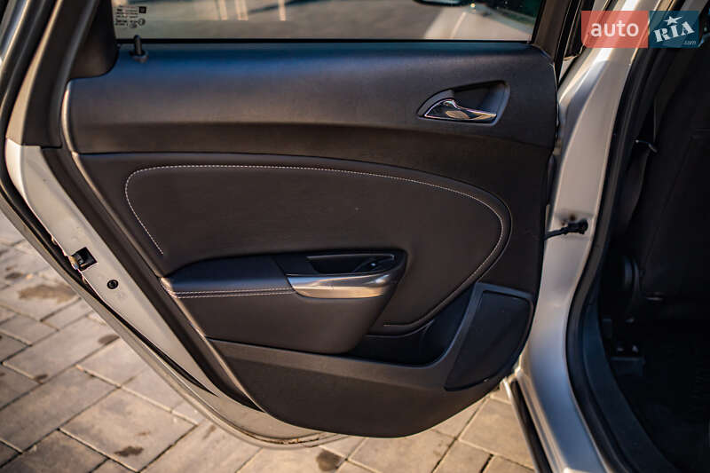 Універсал Opel Astra 2012 в Луцьку