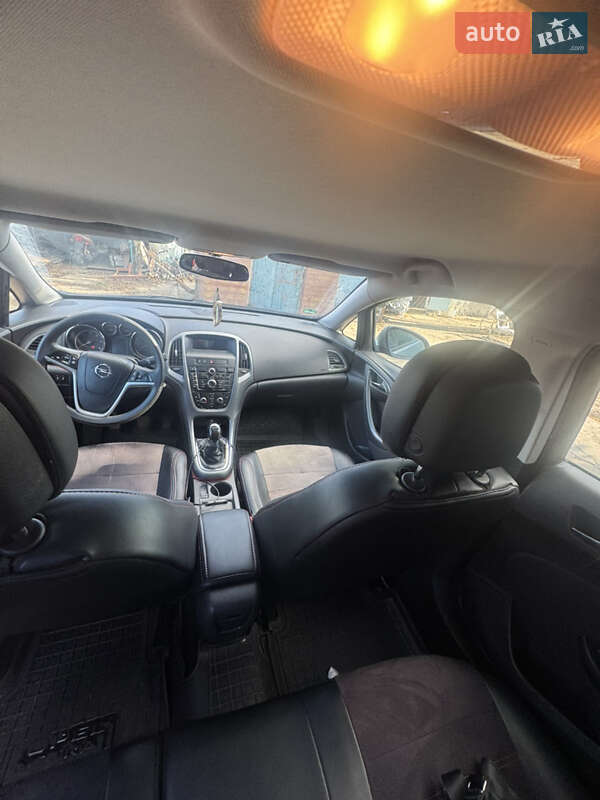 Универсал Opel Astra 2012 в Кривом Роге