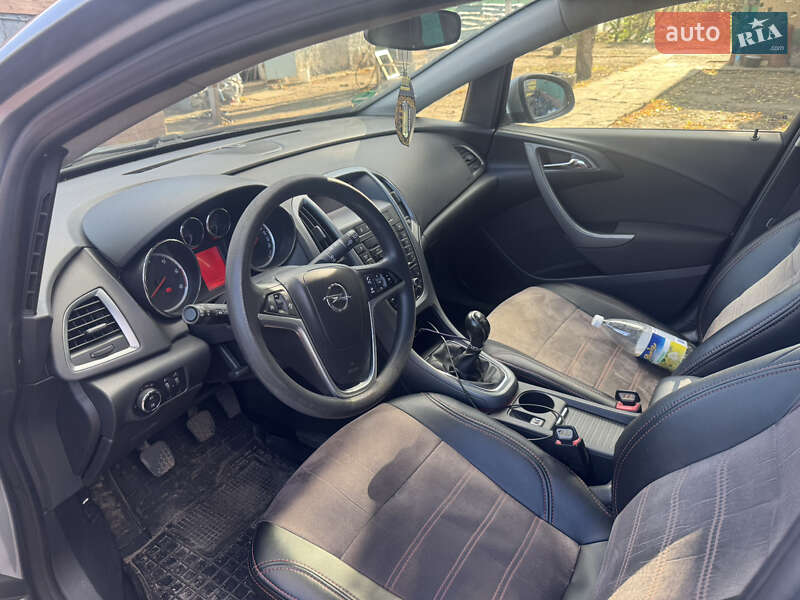 Универсал Opel Astra 2012 в Кривом Роге