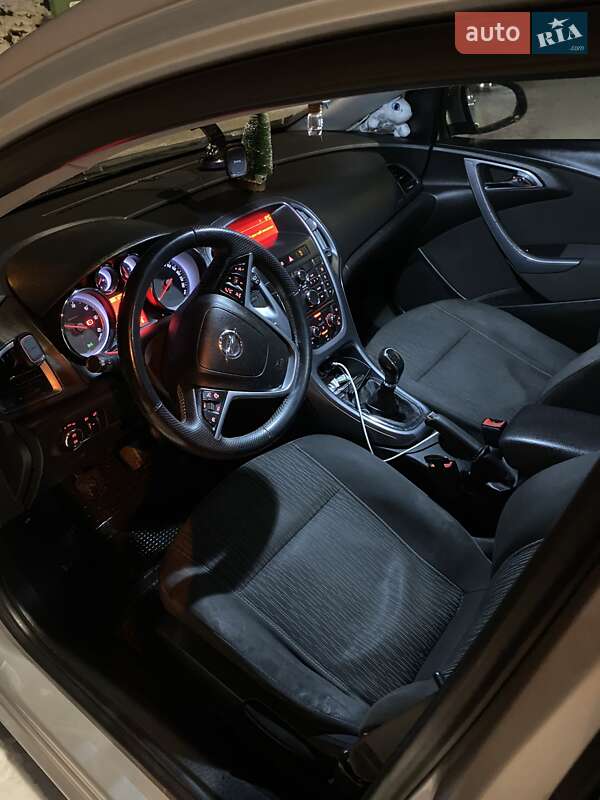 Універсал Opel Astra 2013 в Львові