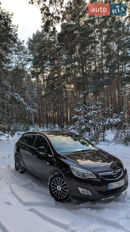 Універсал Opel Astra 2011 в Золочеві