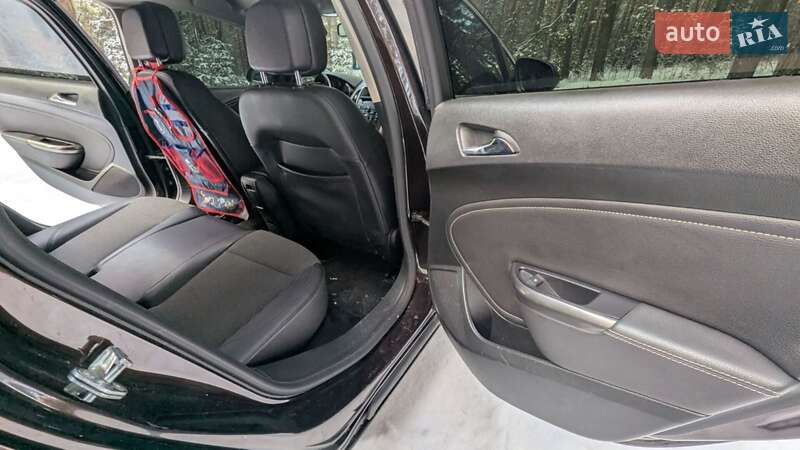 Універсал Opel Astra 2011 в Золочеві