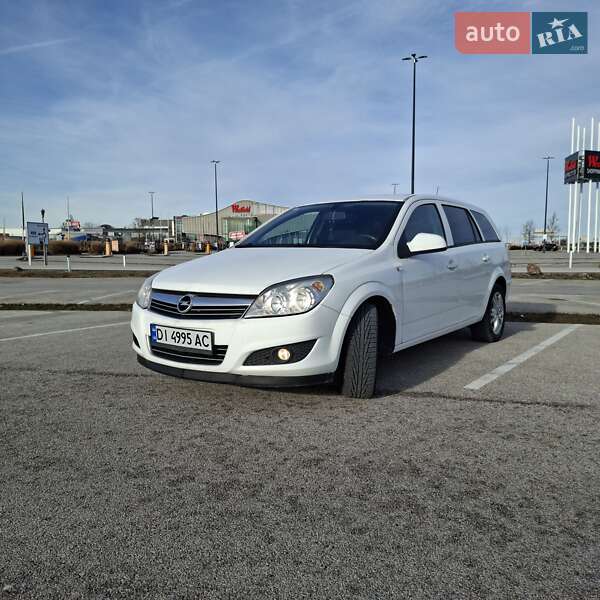 Универсал Opel Astra 2010 в Тячеве