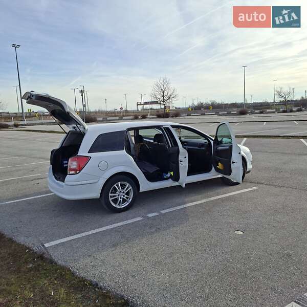 Универсал Opel Astra 2010 в Тячеве