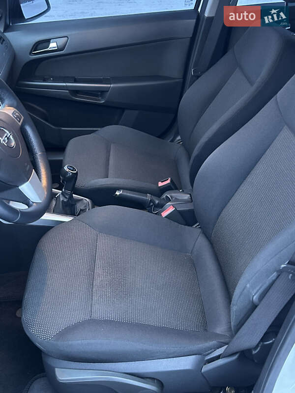 Седан Opel Astra 2012 в Прилуках