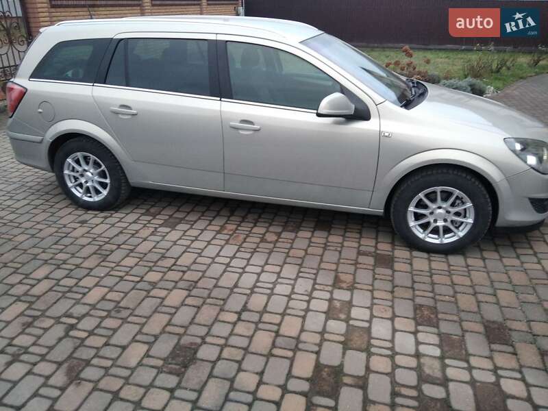 Універсал Opel Astra 2010 в Ковелі