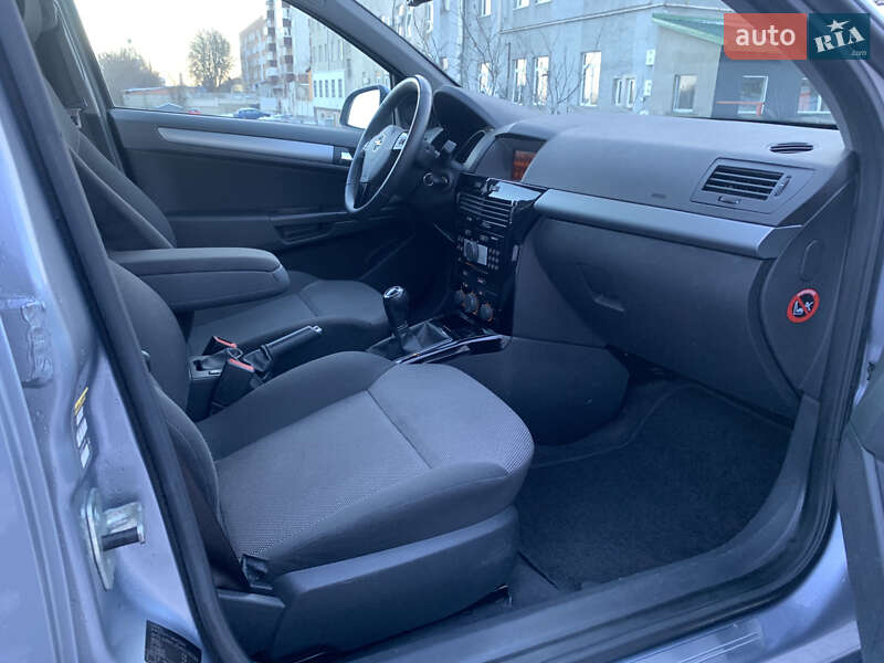 Універсал Opel Astra 2010 в Рівному