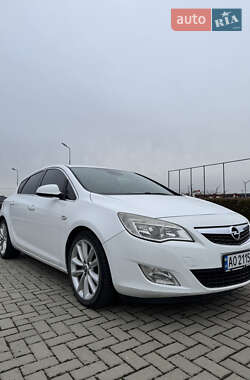 Хэтчбек Opel Astra 2010 в Хусте
