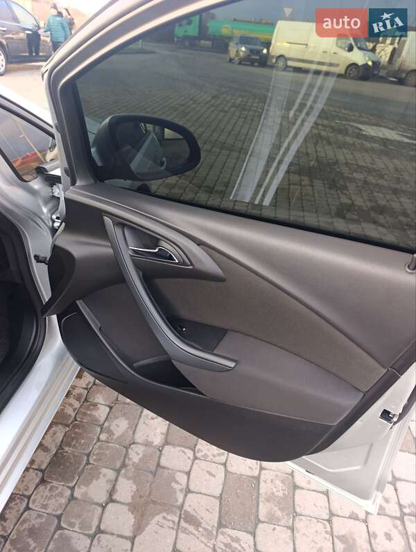 Универсал Opel Astra 2015 в Городке