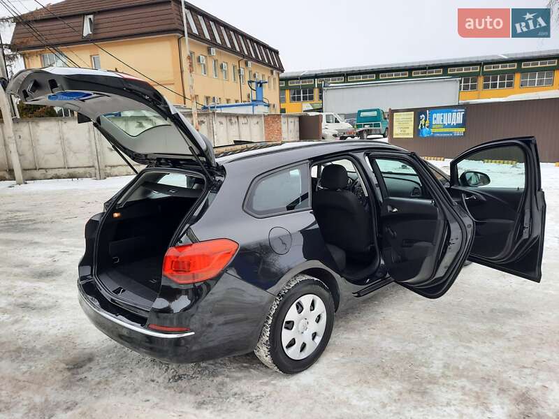 Універсал Opel Astra 2013 в Рівному