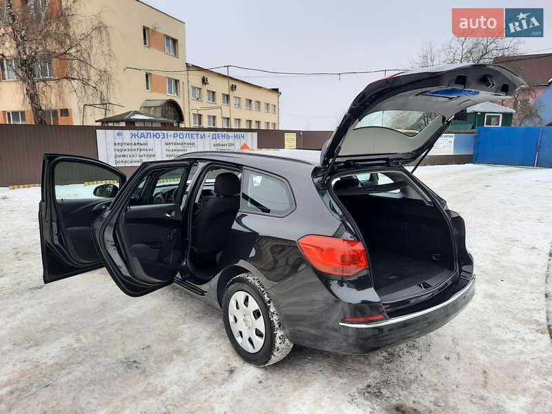 Універсал Opel Astra 2013 в Рівному