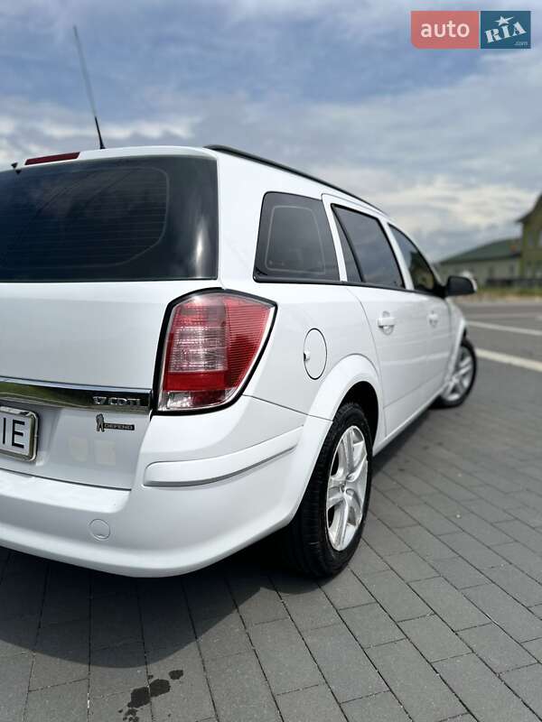 Универсал Opel Astra 2010 в Иршаве