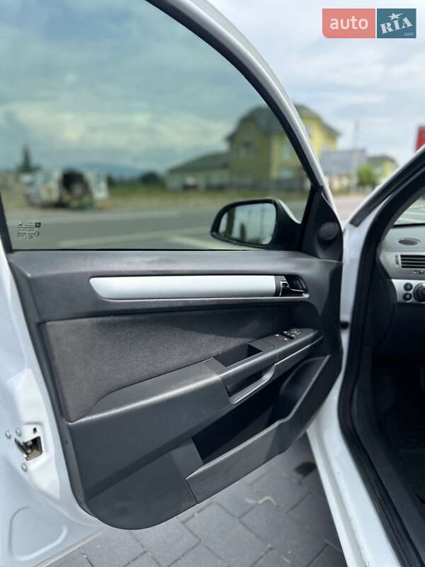 Универсал Opel Astra 2010 в Иршаве