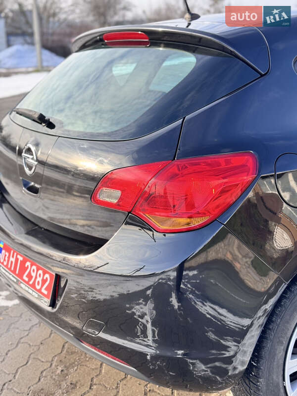 Хэтчбек Opel Astra 2010 в Великой Багачке