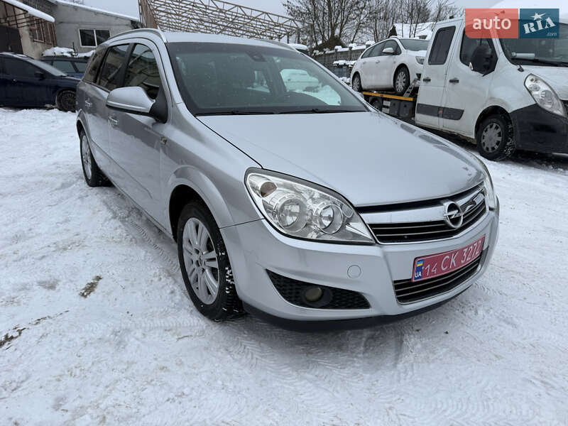 Универсал Opel Astra 2010 в Калуше