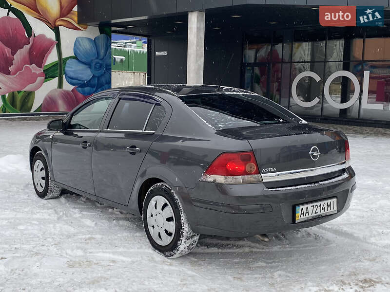Седан Opel Astra 2012 в Киеве