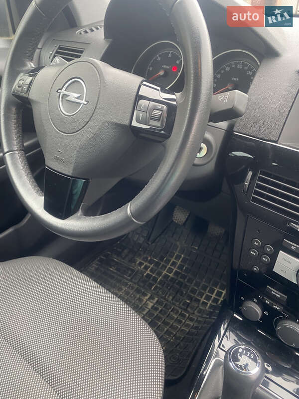 Універсал Opel Astra 2010 в Самборі