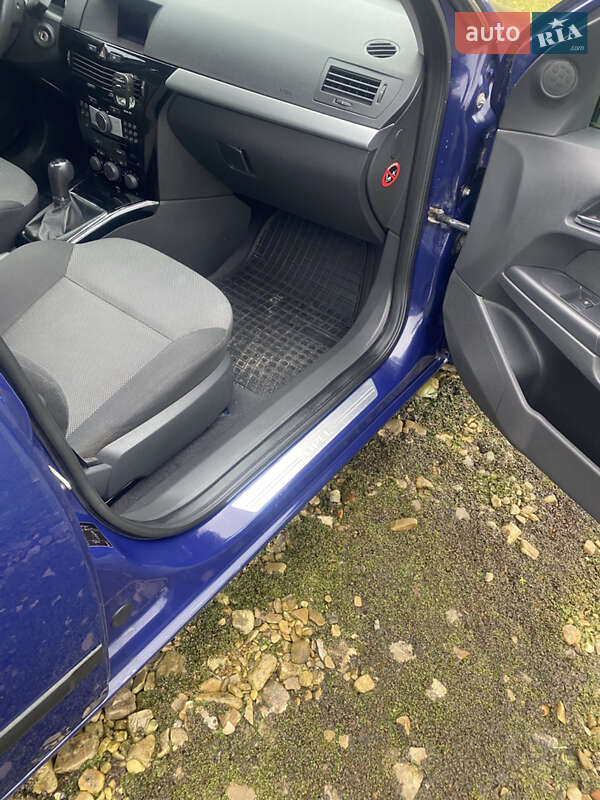 Універсал Opel Astra 2010 в Самборі