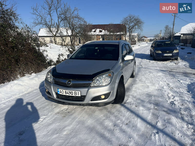 Универсал Opel Astra 2009 в Хусте