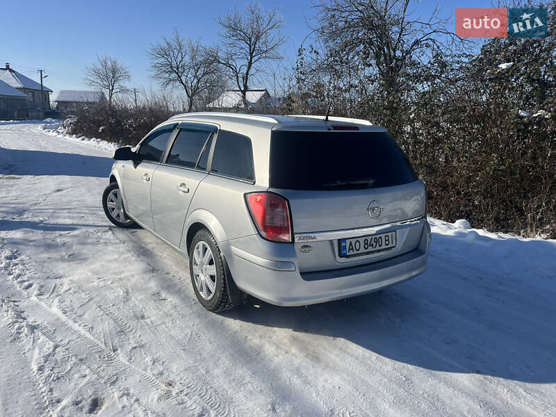 Универсал Opel Astra 2009 в Хусте