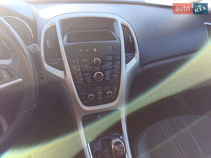 Универсал Opel Astra 2012 в Стрые