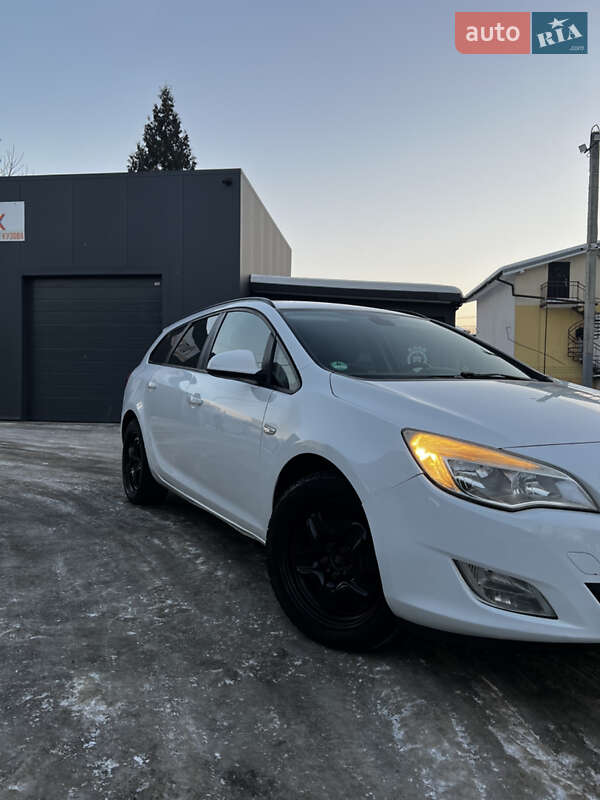 Универсал Opel Astra 2011 в Самборе