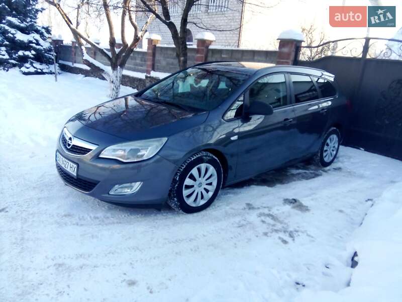 Универсал Opel Astra 2011 в Вараше