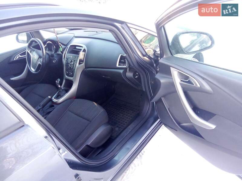 Универсал Opel Astra 2011 в Вараше
