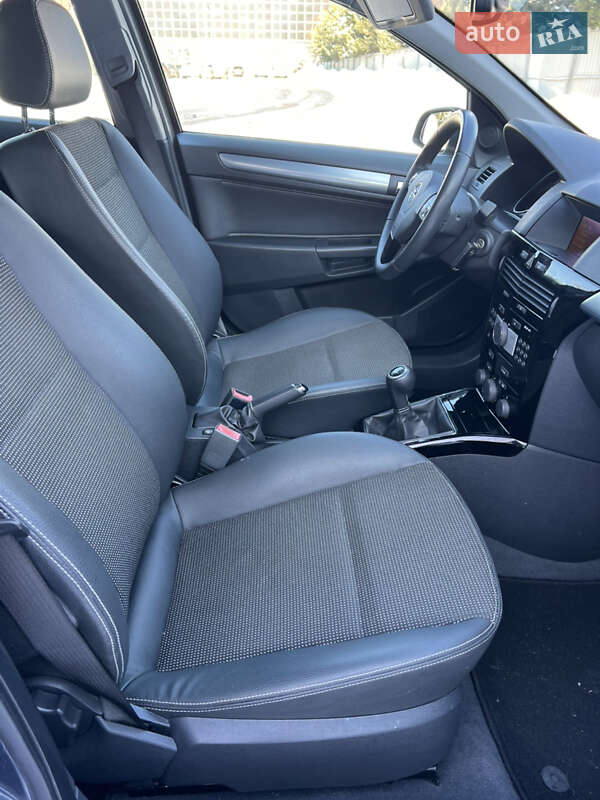 Универсал Opel Astra 2009 в Луцке