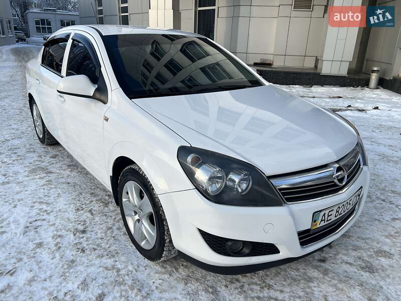Седан Opel Astra 2013 в Киеве фото 4 Седан Opel Astra 2013 в Киеве