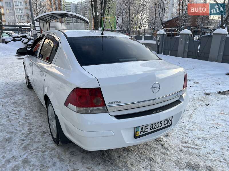Седан Opel Astra 2013 в Киеве фото 8 Седан Opel Astra 2013 в Киеве